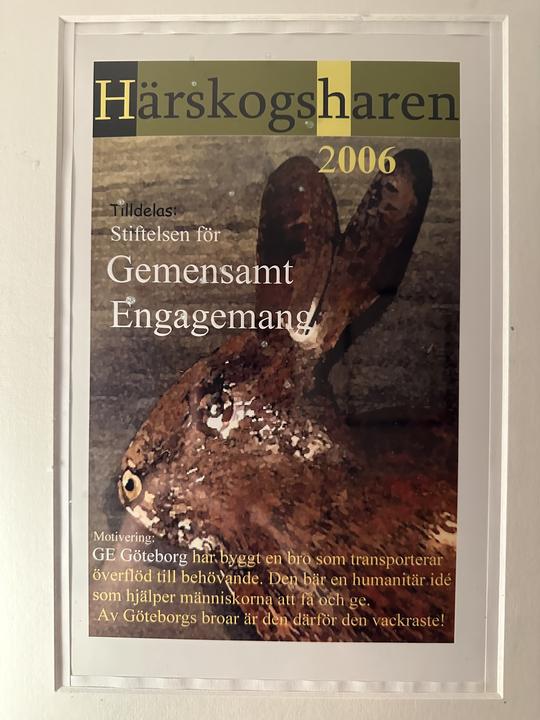 Simon grundar Stiftelsen GE 2004 för att omfördela mat till hemlösa och får de hemlösas egna pris 20016.